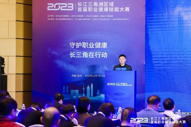 他已经在拜 他已经在拜